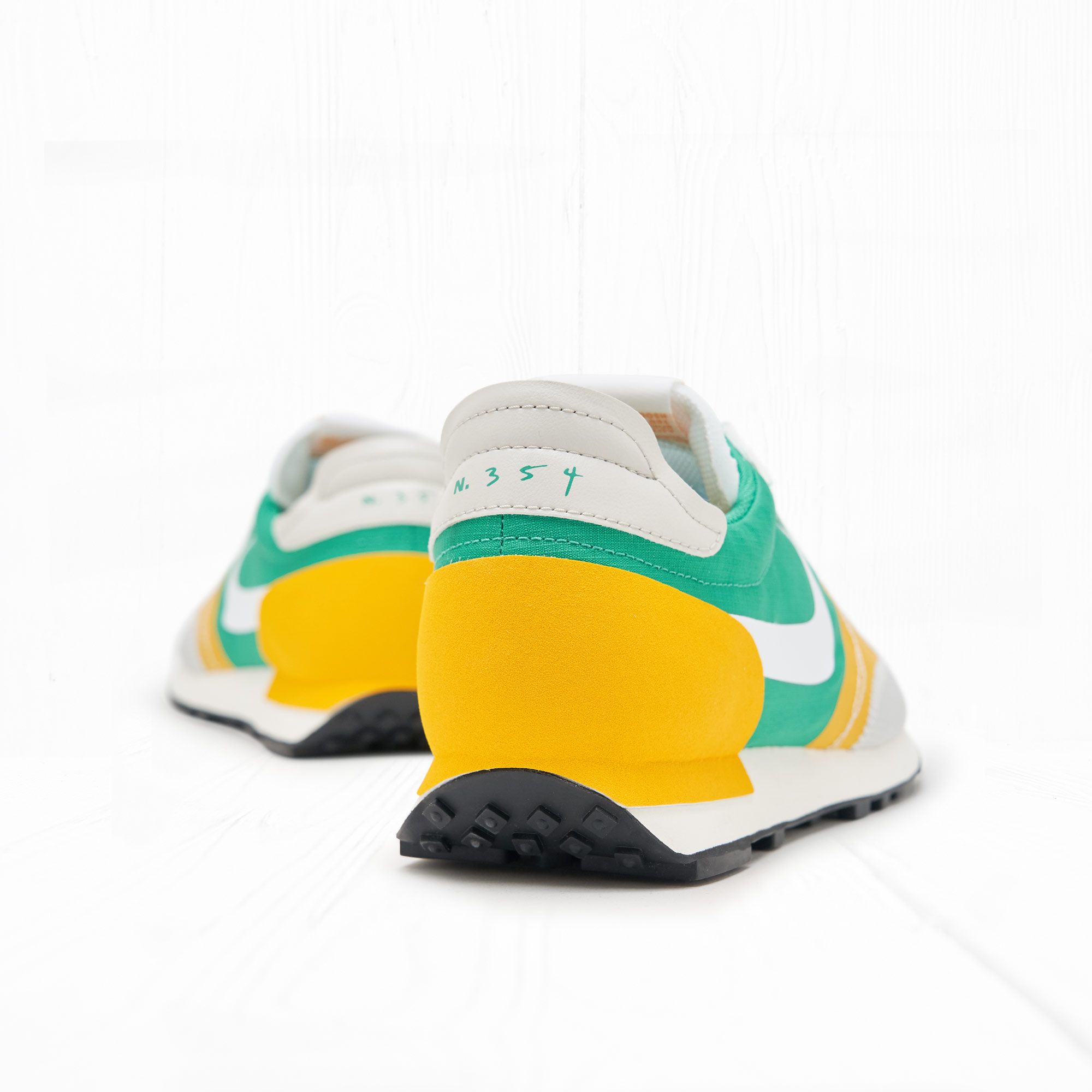 Nike DBREAK TYPE Stadium Green White University Gold