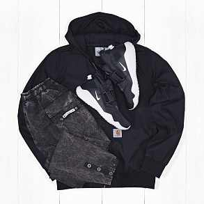 Черный комплект одежды: ветровка, джинсы и кроссовки