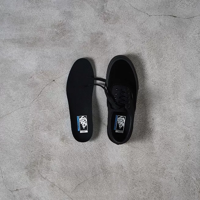 Vans era pro online blackout